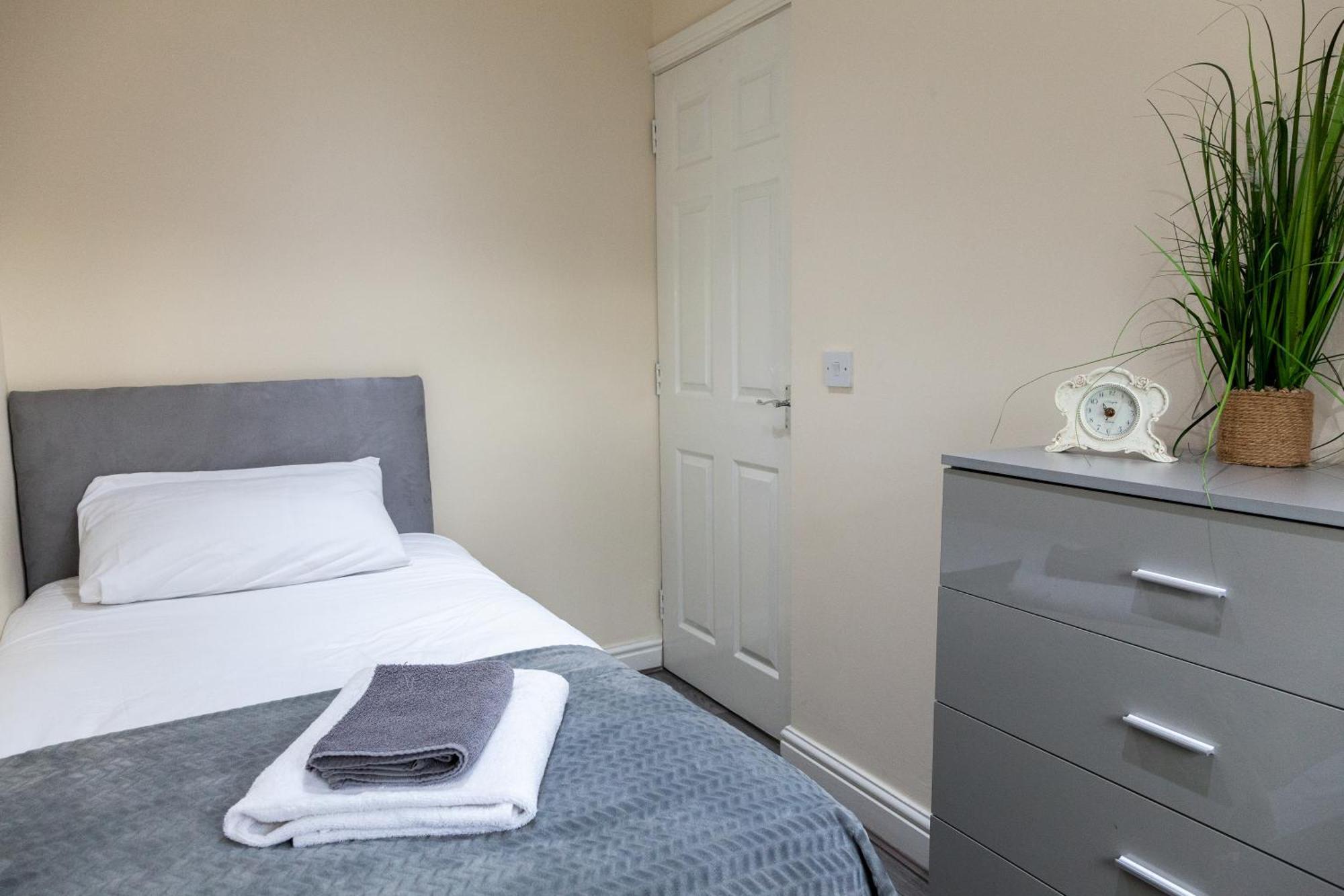 Pinfold Court Apartments Knowsley Eksteriør bilde